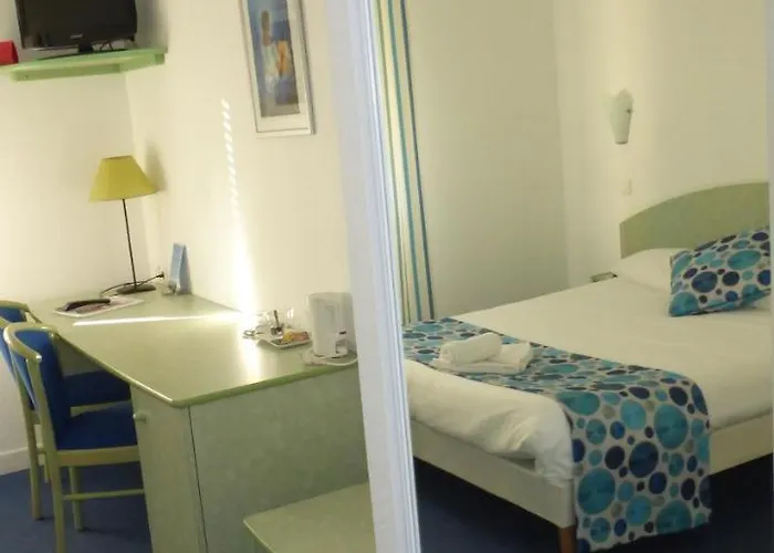 Отель Les Balcons Du Velay 3*